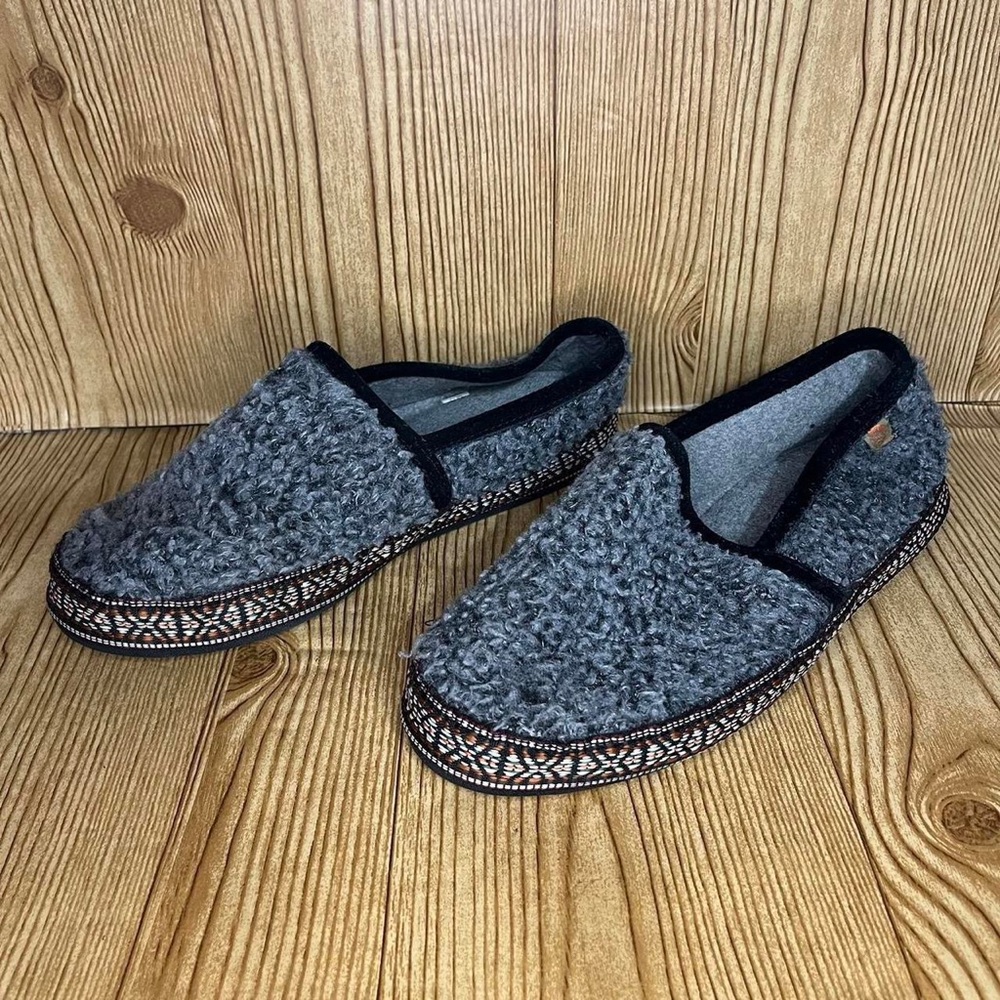 Acorn woven trim moc slippers in grey
Women’s 9.5/10.5